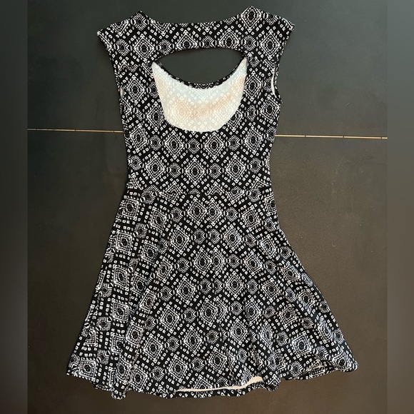 Patterned Dress with Open Back - Picture 1 of 3